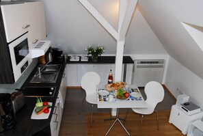 Fridge, microwave, stovetop, dishwasher