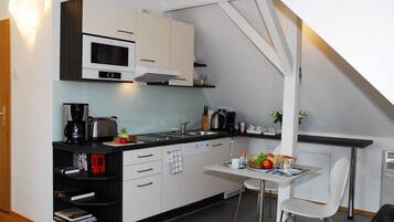 Kühlschrank, Mikrowelle, Herdplatte, Geschirrspüler