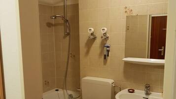 Badewanne, Haartrockner, Handtücher, Seife