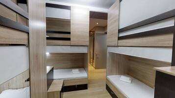 Een kluis op de kamer, een strijkplank/strijkijzer, gratis wifi