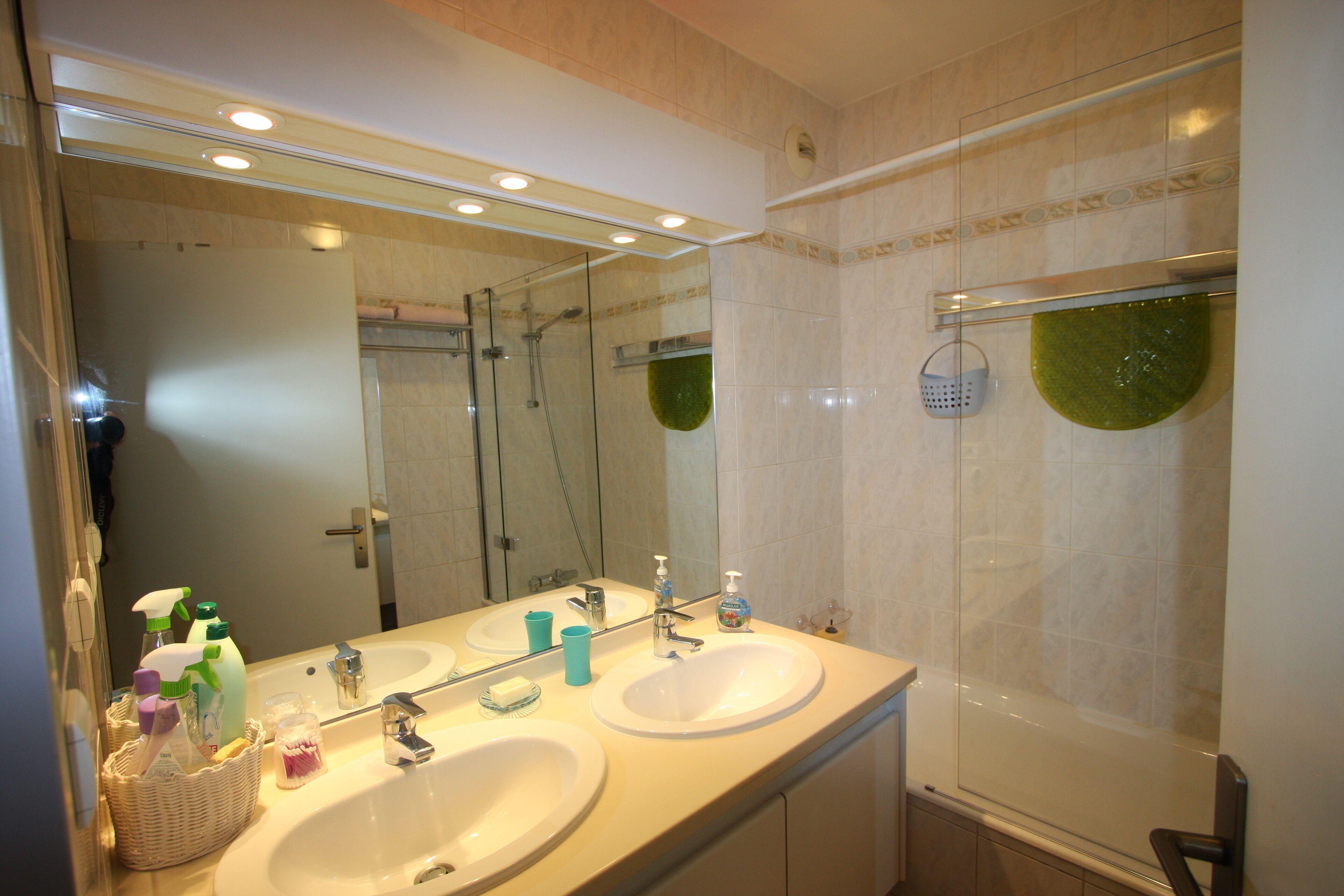 Combined shower/tub, hair dryer, towels, soap