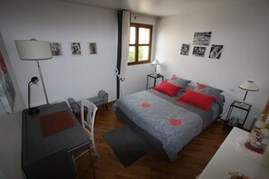 2 bedrooms, desk, iron/ironing board, travel cot
