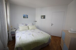 2 bedrooms, desk, iron/ironing board, travel crib - Air-conditioned apt. 67 m2 air-conditioned, standing residence/town center, certified stars (Maisons-Laffitte)