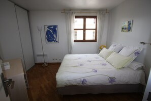 2 bedrooms, desk, iron/ironing board, travel crib