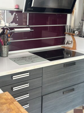 Réfrigérateur, micro-ondes, four, plaque de cuisson