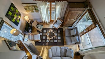 Fernseher, Kamin, DVD-Player, Bücher