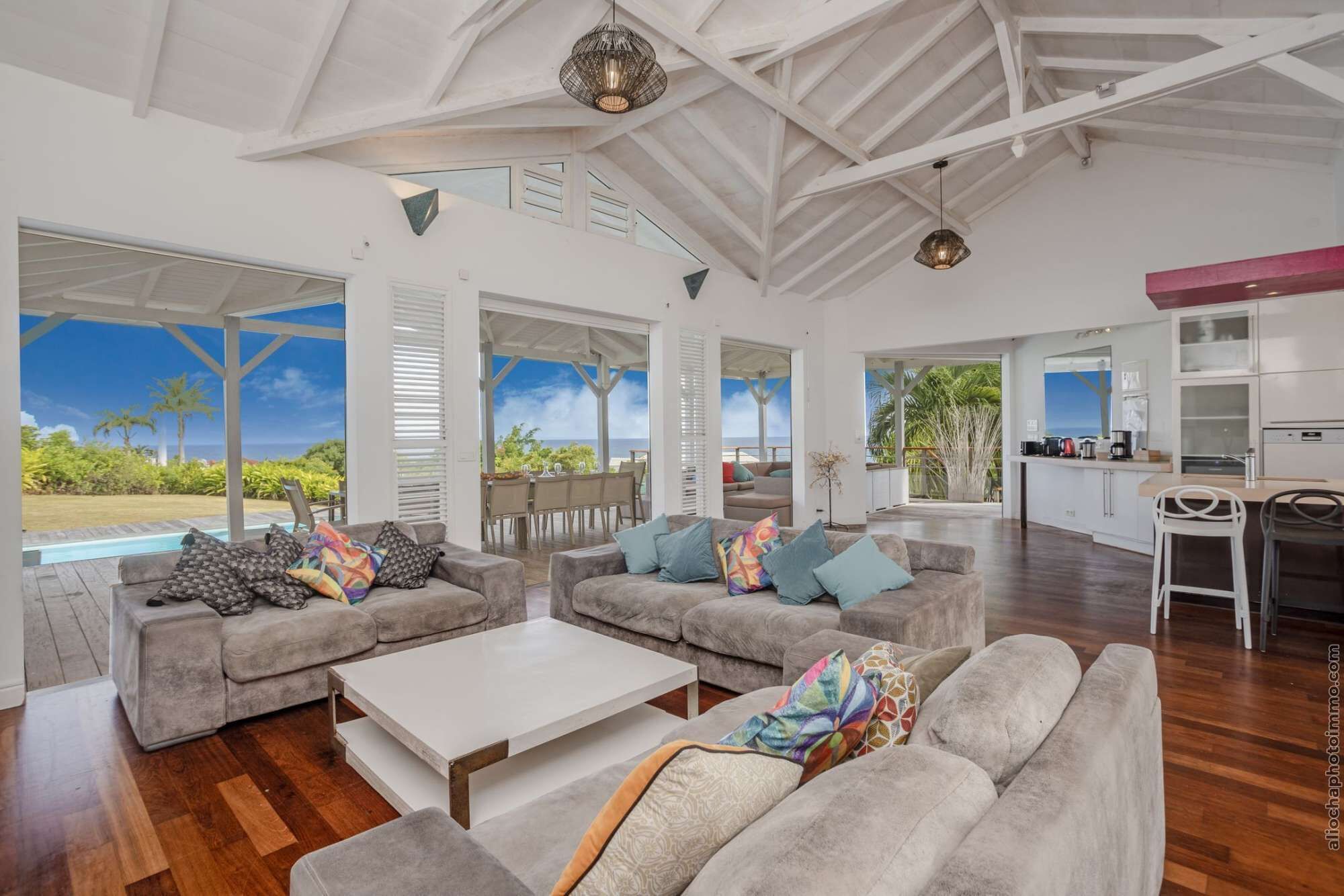 Télévision, lecteur de DVD, chaîne hi-fi, espaces bureaux