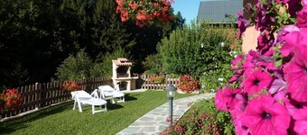 Estudio con vista panorámica en chalet de madera.