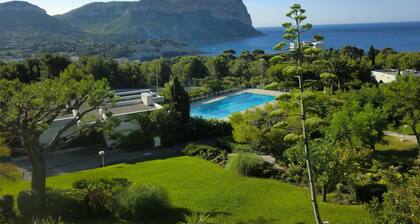 Cassis 62m2 + Balcony 10m2, Air Conditioning, Panoramic Sea View, Pool, Tennis
