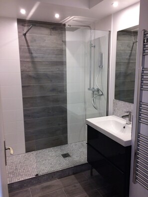 Shower, hair dryer - Cassis 62m2 + Balcony 10m2, Air Conditioning, Panoramic Sea View, Pool, Tennis (Cassis)