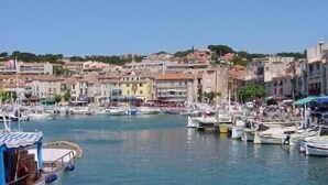 A marina with boats docked, surrounded by colorful buildings. - Cassis 62m2 + Balcony 10m2, Air Conditioning, Panoramic Sea View, Pool, Tennis (Cassis)