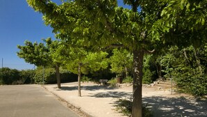 A paved road with trees and a bench in a park-like setting. - Cassis 62m2 + Balcony 10m2, Air Conditioning, Panoramic Sea View, Pool, Tennis (Cassis)