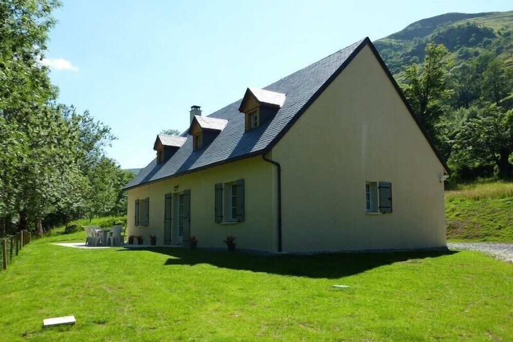 House 4 to 12 people spacious and pleasant.