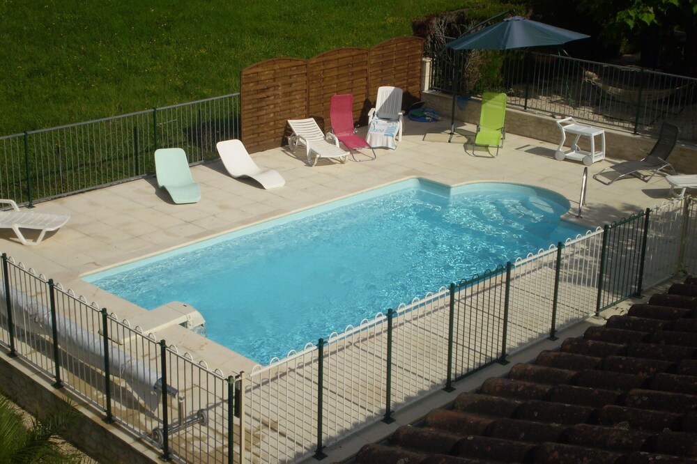 Large independent house with handicap access. Swimming pool, Parking, private.