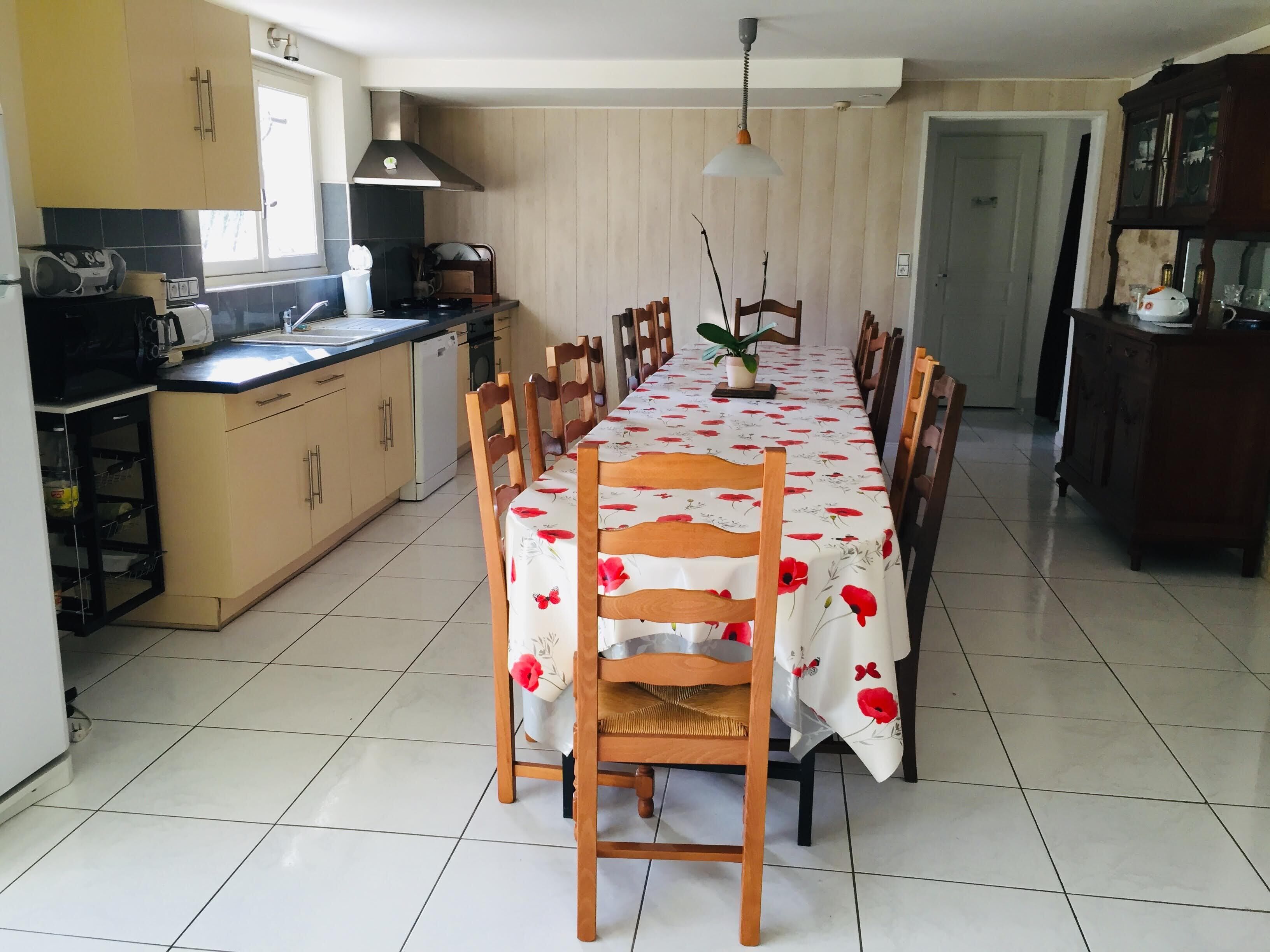 Large independent house with handicap access. Swimming pool, Parking, private.