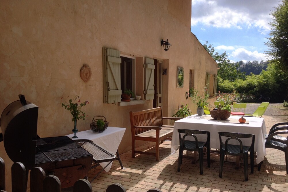 Villa in the heart of a wooded environment. All comfort, calm, in 5mn of the conveniences