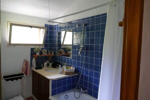 Badewanne, Haartrockner, Handtücher