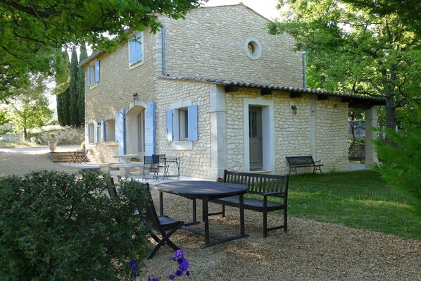 Outdoor dining - The Gîte (Bonnieux)