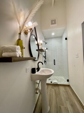 Combined shower/tub, hair dryer, towels, soap - Clearview Villas (UPPER): Casual, Bright, Affordable, Perfect for Families (Island Harbour)