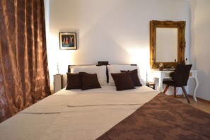 Luxury-Apartment, 2 Schlafzimmer, Strandblick, Strandnähe | 2 Schlafzimmer, schallisolierte Zimmer, Bügeleisen/Bügelbrett