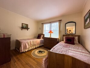 3 bedrooms, iron/ironing board, free WiFi, bed sheets - Spacious House, PERFECT Location,17 Miles to Asheville, Pets,View! (Gerton)