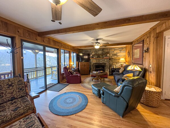 Smart TV, fireplace, video games, DVD player - Spacious House, PERFECT Location,17 Miles to Asheville, Pets,View! (Gerton)