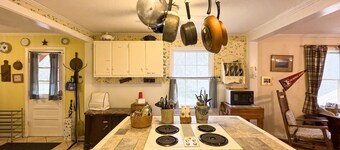 Spacious House, PERFECT Location,17 Miles to Asheville, Pets,View!