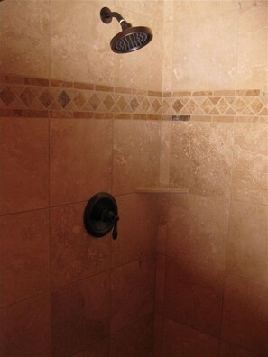 Haartrockner, Handtücher, Seife, Toilettenpapier