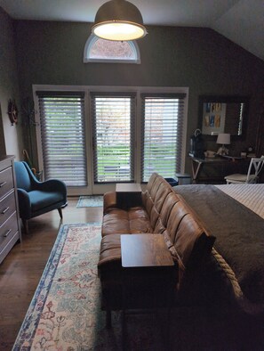 1 Schlafzimmer, hochwertige Bettwaren, Zimmersafe, Schreibtisch