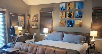 Grosse Pointe Luxury Suite, Private Ground-Level Retreat Near Detroit