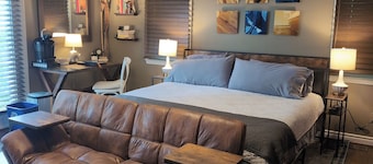 Grosse Pointe Luxury Suite, Private Ground-Level Retreat Near Detroit