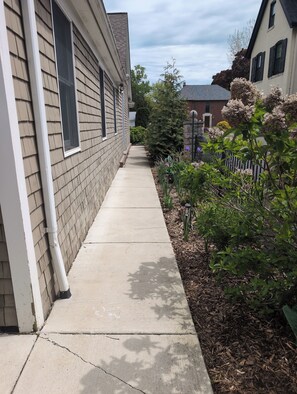 Property grounds - Grosse Pointe Luxury Suite, Private Ground-Level Retreat Near Detroit (Grosse Pointe)