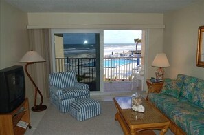 Smart TV, lettore DVD, libri, impianto stereo