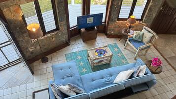 Smart TV, DVD player, books, stereo