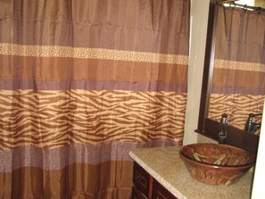 Ensemble douche/baignoire, sèche-cheveux, serviettes fournies, savon