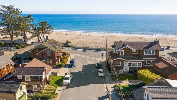 A coastal residential area with houses, a beach, and a clear view of the ocean. - Vacation Home in Seabright (Santa Cruz)