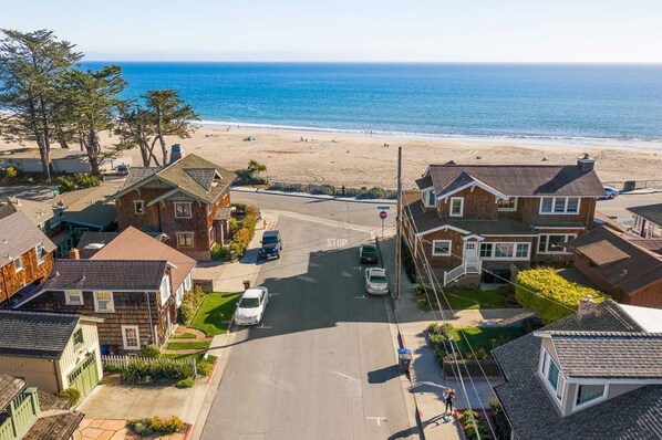 A coastal residential area with houses, a beach, and a clear view of the ocean. - Vacation Home in Seabright (Santa Cruz)