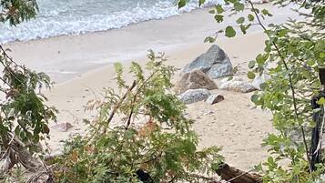 Chaises longues, serviettes de plage