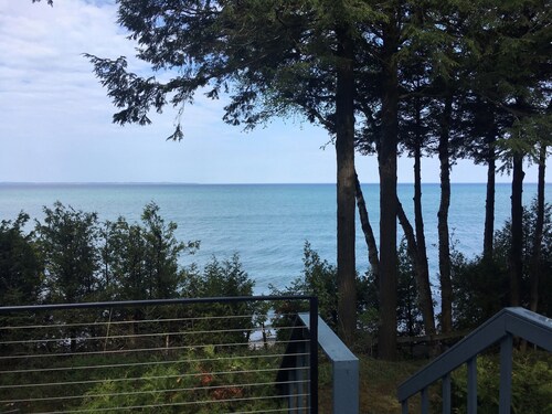 Charlevoix Cottage: 150ft Lake Michigan Beach, Spectacular Sunsets & Dark Skies.