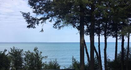 Charlevoix Cottage: 150ft Lake Michigan Beach, Spectacular Sunsets & Dark Skies.
