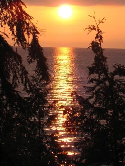 Charlevoix Cottage: 150ft Lake Michigan Beach, Spectacular Sunsets & Dark Skies.