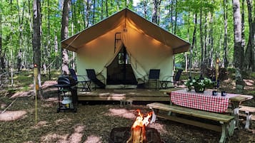 Luxe tent, 1 slaapkamer, patio, uitzicht op resort | Uitzicht op het resort