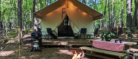 Luxe tent, 1 slaapkamer, patio, uitzicht op resort | Uitzicht op het resort