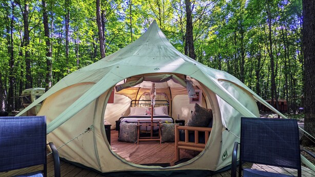Hawaiian Luxury Tent #2 (Premiere Resort Amenities Included!) - POV Lake Resort & Glamping Campground (Phelps)