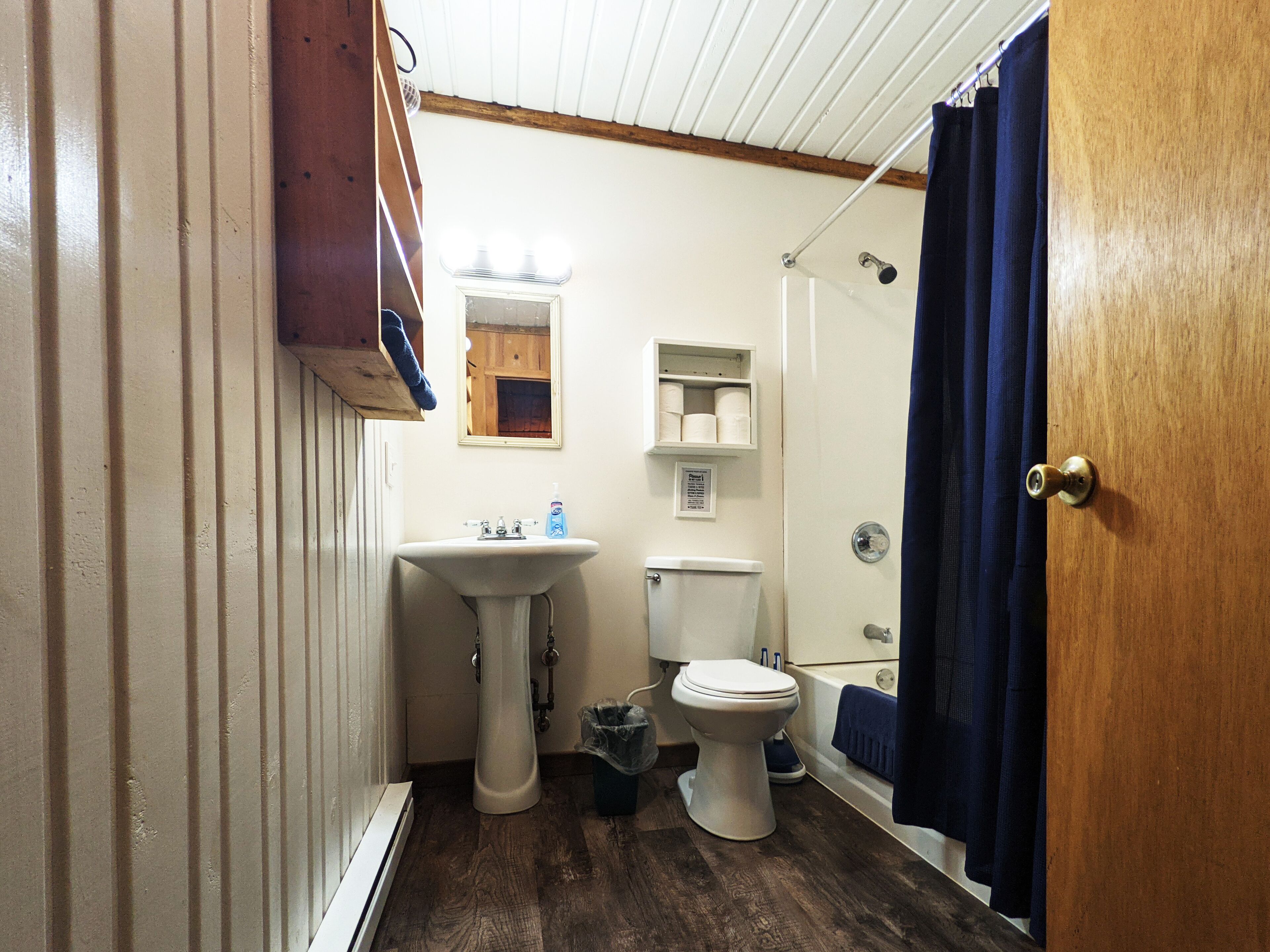 Un baño con lavamanos pedestal, inodoro y bañera.