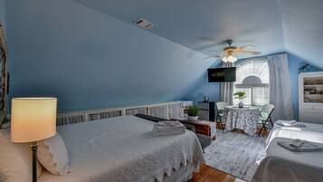 6 Schlafzimmer, Schreibtisch, Bügeleisen/Bügelbrett, Reisekinderbett