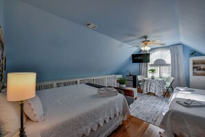 6 bedrooms, desk, iron/ironing board, travel crib