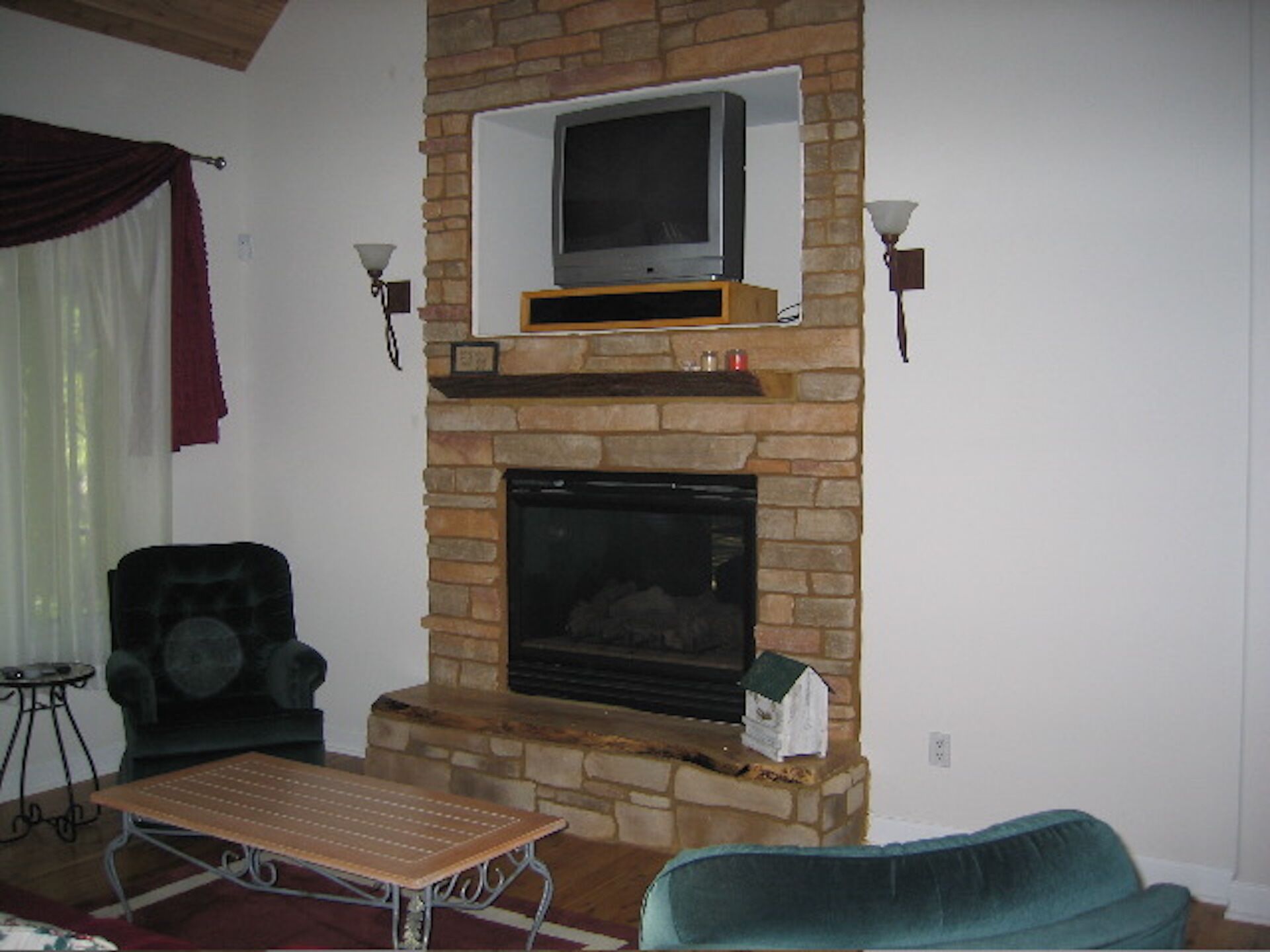 Fully Furnished 3 Bedroom Home in a Tranquil Wooded Setting