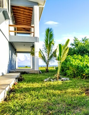 Property grounds - Coral Ridge House Main Floor 2bed/2bath-walkout diving/snorkel (Utila Bay Islands)