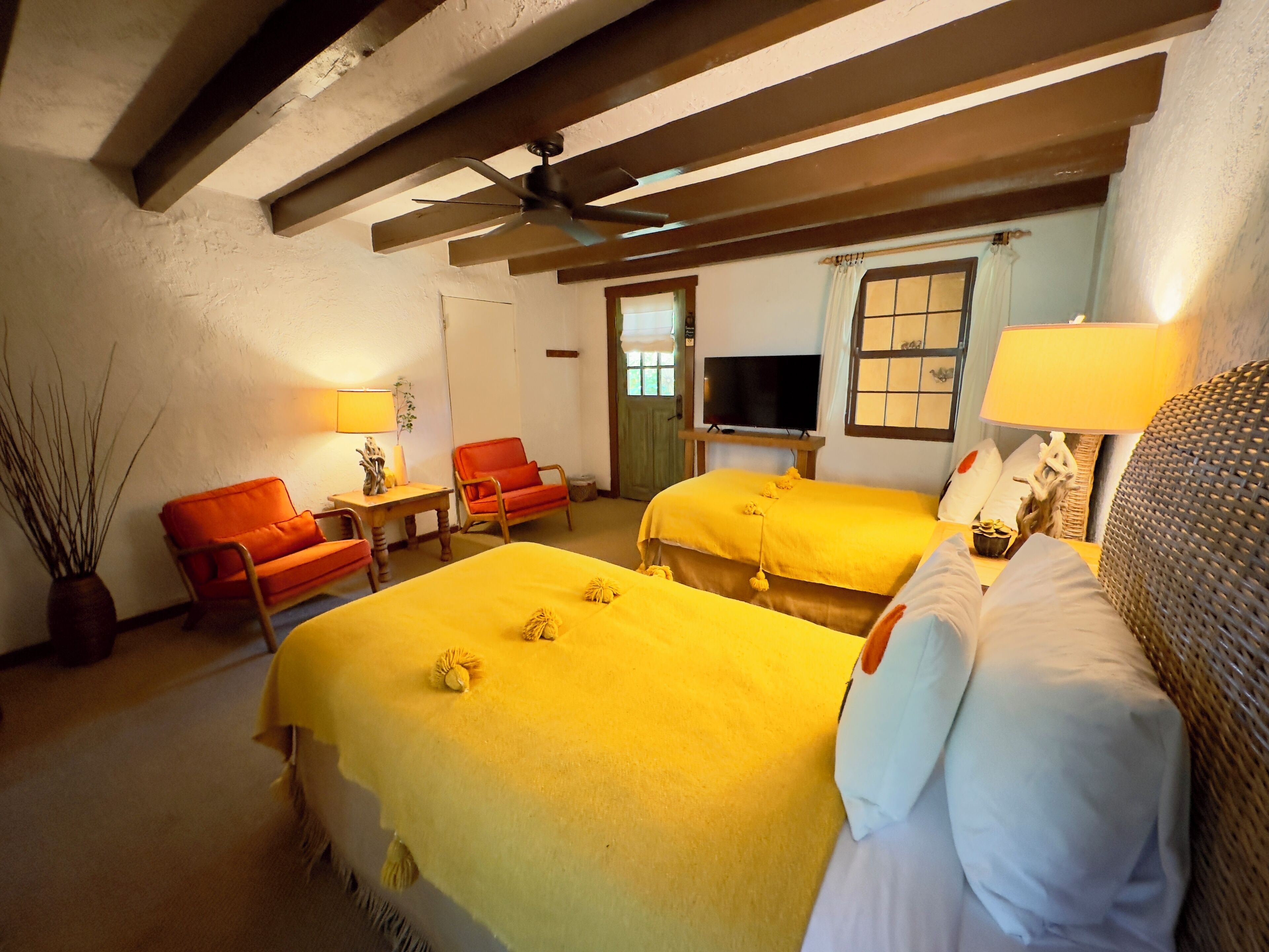 ห้องทวิน (No Pets) | เครื่องนอนระดับพรีเมียม, ผ้านวมขนเป็ด, ห้องพักตกแต่งอย่างมีเอกลักษณ์